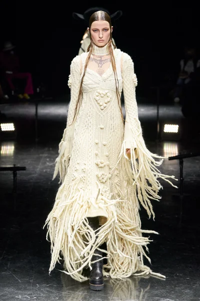 Look 16